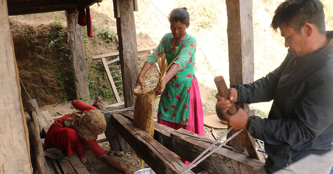 चिउरीबाट घ्यू उत्पादन गर्दै चेपाङ