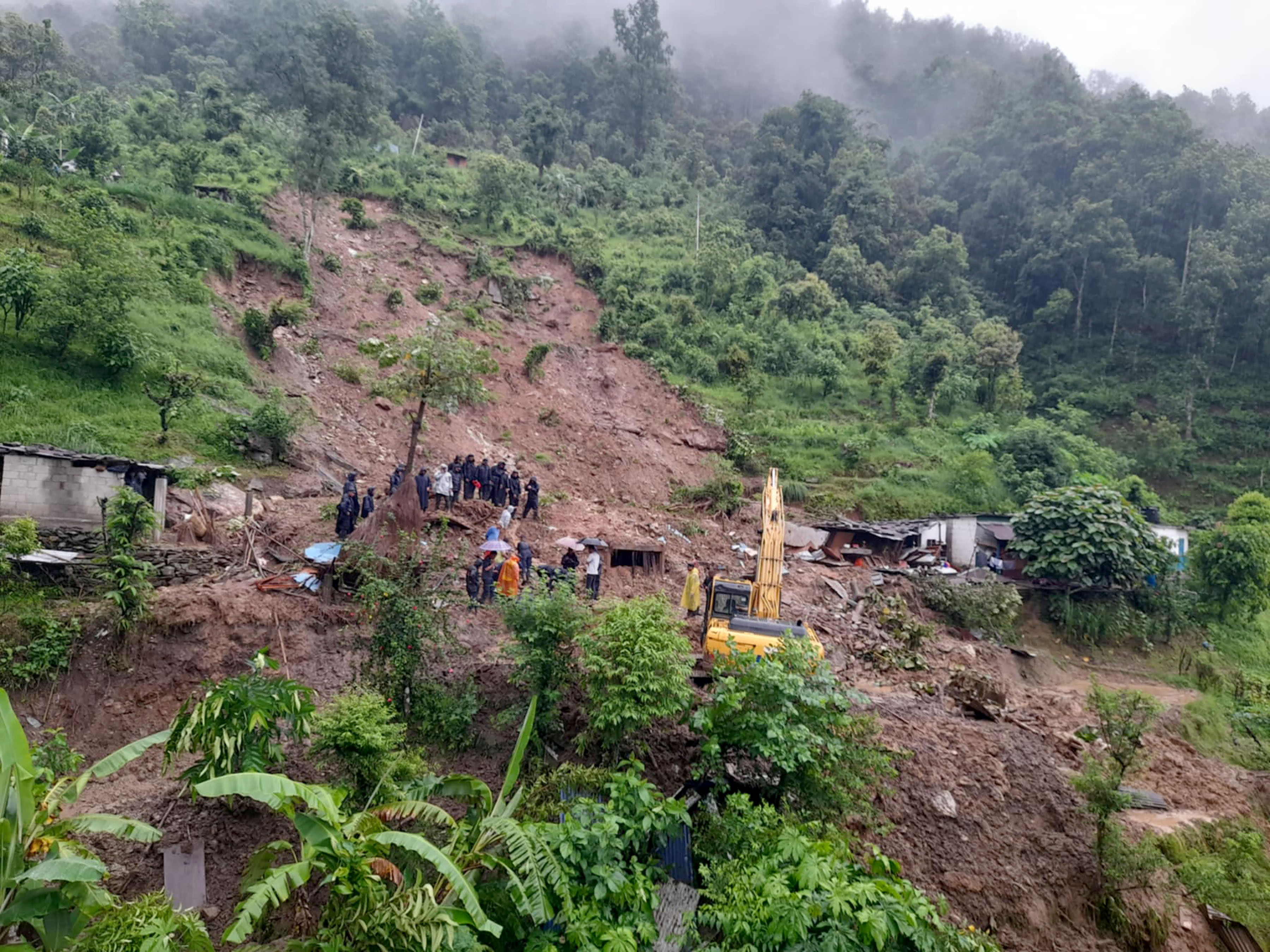 पहिरोमा पुरिएर तीन जनाको मृत्यु भएपछि शोकाकूल छ तनहुँको काउरे गाउँ